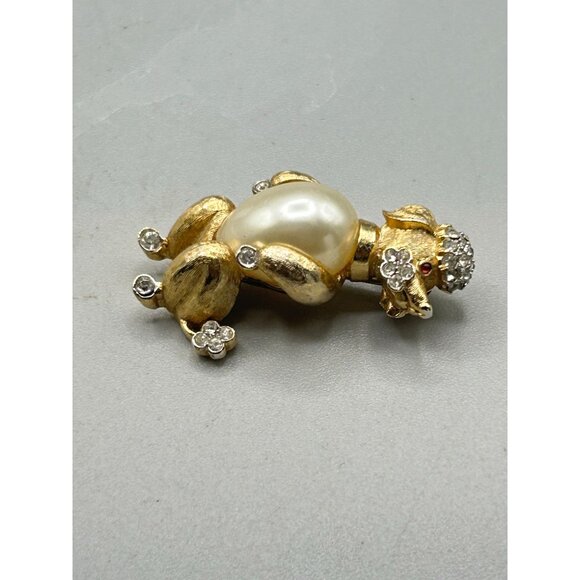 Vintage Trifari Poodle Brooch Pin Faux Pearl Belly & Rhinestones Gold Tone - Picture 3 of 7